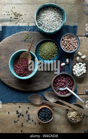 Bocce di vari di fagioli secchi Foto Stock