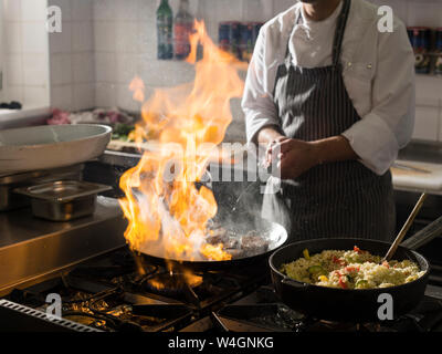 Cuocere la cottura in cucina con coppa di masterizzazione Foto Stock