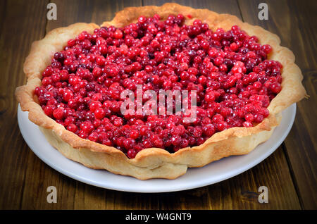 Torta di mirtillo palustre sul piatto di legno,close up Foto Stock