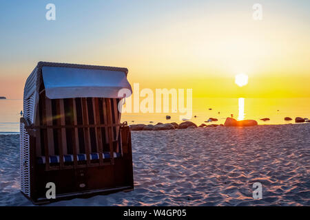 Vista della spiaggia con incappucciati sdraio sulla spiaggia al crepuscolo, Binz, Ruegen, Germania Foto Stock