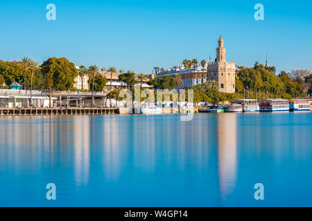 Una lunga esposizione del fiume Guadalquivir da Triana con la Torre del Oro, Siviglia, Spagna Foto Stock