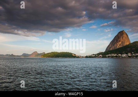 Sugarloaf Mountain al tramonto, Rio de Janeiro, Brasile Foto Stock