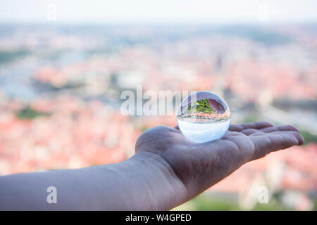 Vista panoramica di Praga attraverso la sfera di vetro. Abstract city view photo. Foto Stock