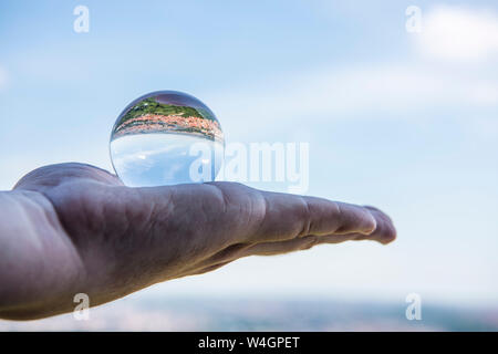 Vista panoramica di Praga attraverso la sfera di vetro. Abstract city view photo. Foto Stock