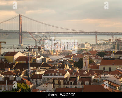 Vista sulla città con il Ponte 25 de Abril Tejo River da Miradouro da Nossa Senhora do Monte, Lisbona, Portogallo Foto Stock