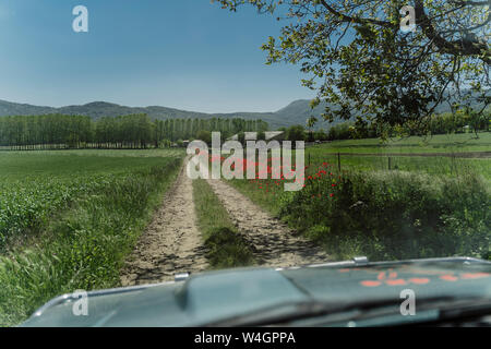 Auto su una pista sterrata in campagna, Garrotxa, Spagna Foto Stock