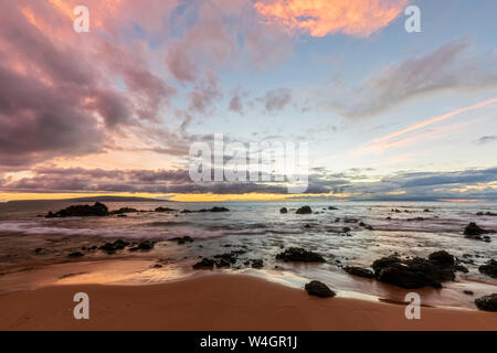 Spiaggia Keawakapu presso sunrise, Maui, Hawaii, STATI UNITI D'AMERICA Foto Stock