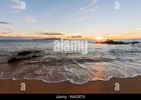 Spiaggia Keawakapu presso sunrise, Maui, Hawaii, STATI UNITI D'AMERICA Foto Stock