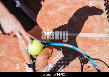 Close-up di tennis femminile player su corte Foto Stock