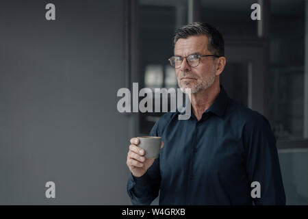 Ritratto di coppia imprenditore tenendo una tazza Foto Stock