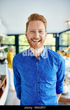 Ritratto di un uomo felice a casa Foto Stock