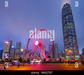 Hong Kong Central ruota panoramica Ferris di notte, Hong Kong, Cina Foto Stock
