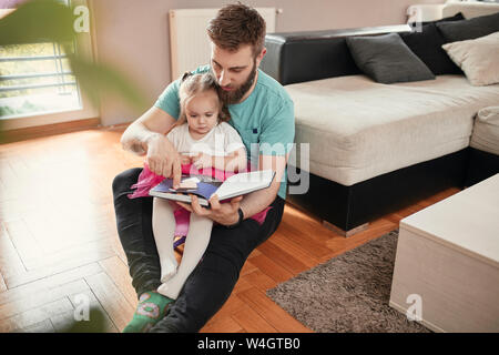 Padre e figlia la lettura di un libro Foto Stock