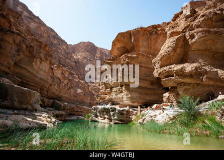 La gente di nuoto a Wadi Fusc, Oman Foto Stock
