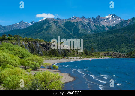 Bellissimo lago di montagna nella Los Alerces National Park, Chubut, Argentina, Sud America Foto Stock