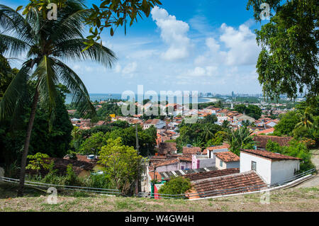 Si affacciano sopra la città coloniale di Olinda con Recife in background e Pernambuco del Brasile Foto Stock