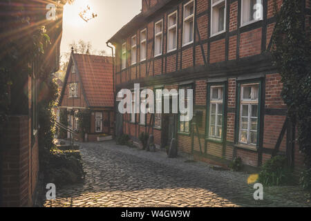 Tipiche case a graticcio in controluce, Lauenburg, Schleswig-Holstein, Germania Foto Stock