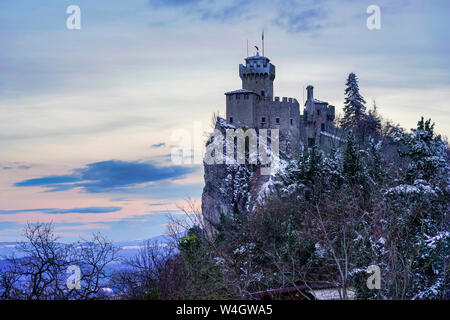 Fortezza sul Monte Titano in inverno, San Marino Foto Stock