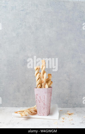 Paperbag di pasta sfoglia bastoni con zucchero e cannella Foto Stock