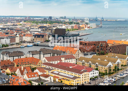 Vista di Christianshavn, Nyhavn e la Royal Danish Playhouse, Copenhagen, Danimarca Foto Stock