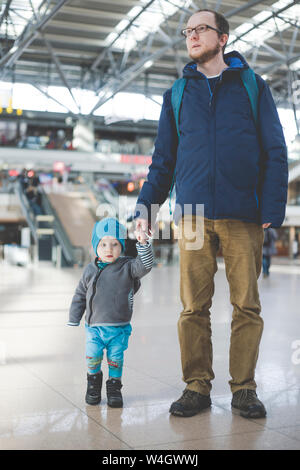 Padre e figlio piccolo visitando l'aeroporto di Amburgo, Germania Foto Stock