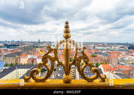 Golden ornamento della torre della Chiesa del Nostro Salvatore con vista del centro della città di Copenaghen, Danimarca Foto Stock