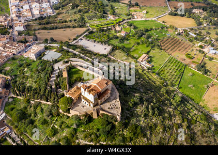 Vista aerea della chiesa pigrimage Santuari de Sant Salvador, Arta, Maiorca, SPAGNA Foto Stock