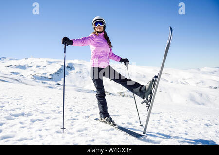 Donna felice nel paesaggio innevato in Sierra Nevada, Andalusia, Spagna Foto Stock