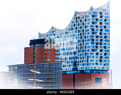 Amburgo, Germania-luglio 14, 2019: La Elbphilharmonie nell'Hafen quartiere della città di Amburgo, una delle più grandi sale da concerto in tutto il mondo. Foto Stock