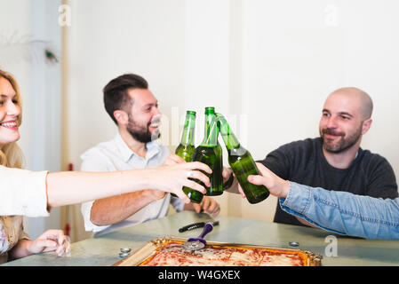 I colleghi di pizza e birra in office Foto Stock