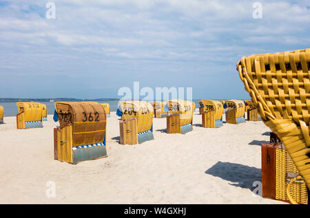 Spiaggia con incappucciati sdraio in spiaggia, Mar Baltico località balneare Laboe, East Bank, Kieler Foerde, Schleswig-Holstein, Germania Foto Stock