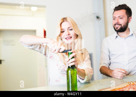 I colleghi di pizza e birra in office Foto Stock