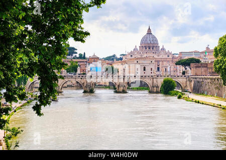 Tevere a Ponte Sant'Angelo e la Basilica di San Pietro, Roma, Italia Foto Stock