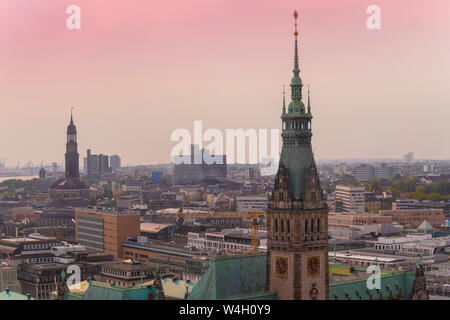Paesaggio con della torre del municipio e la città vecchia, Amburgo, Germania Foto Stock