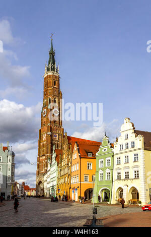 Città vecchia con la Chiesa di San Martino, Landshut, Germania Foto Stock