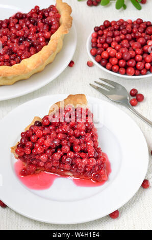 Pezzo di torta cowberry sulla piastra bianca Foto Stock