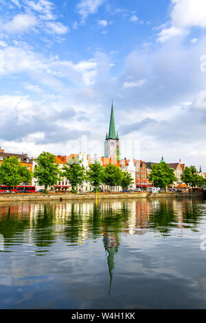 Vista di Lubeck a TRve river, Germania Foto Stock