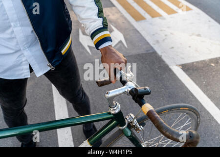 Close-up di casual uomo d affari con la bicicletta in città Foto Stock