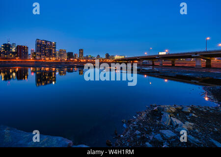 Canada Quebec, Montreal, skyline notturno Foto Stock