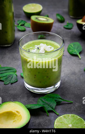 Frullato di verde con avocado, spinaci, kiwi e lime, scaglie di cocco e sesamo nero Foto Stock