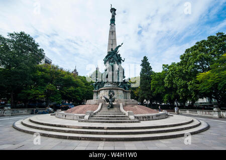 Statua sulla piazza davanti alla cattedrale cattolica di Porto Alegre, Rio Grande do Sul - Brasile Foto Stock