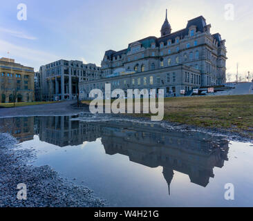 Canada Quebec, Montreal, Porto Vecchio, acqua riflesso nella pozza Foto Stock