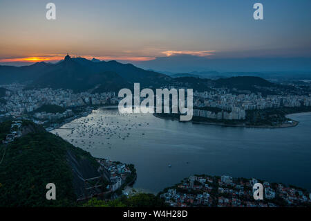 Vista dalla montagna di Sugarloaf, Rio de Janeiro, Brasile Foto Stock