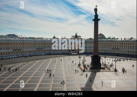 La piazza del palazzo con la colonna di Alexander prima l'Eremo di San Pietroburgo, Russia Foto Stock