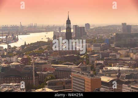 Paesaggio con San Michaelis Churchand St. Pauli, Amburgo, Germania Foto Stock