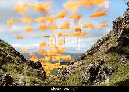 Balle Hush, Teesdale, County Durham, Regno Unito. Il 23 luglio 2019. Regno Unito Meteo. Dopo un avvio a caldo del giorno un vento forte fa sì che il tessuto del "silenzio" una delle più grandi opere d'arte all'aperto nel Regno Unito a billow nel vento. Questo unico 370m lungo l'installazione temporanea è stato creato dall'artista ambientale Steve Messam ed è stato commissionato dalla North Pennines AONB Partnership. Credito: David Forster/Alamy Live News Foto Stock