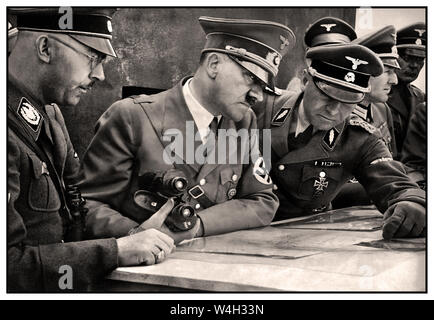 Vintage WW2 Adolf Hitler guerra esercizi piano 1940 B&W immagine di L-R ad alta classifica partito nazista leader: Heinrich Himmler (Reichsführer-SS e Chef der debutta hen Polizei), Adolf Hitler (Führer e Reichschancellor), SS-Standartenführer Felix Steiner (Kommandeur SS-Standarte 'Deutschland') guardando un piano battaglia mappa durante la Waffen SS esercizi esercito Seconda Guerra Mondiale II Guerra Mondiale 1939 Foto Stock