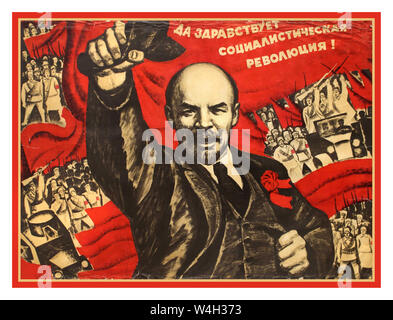 Poster della propaganda della rivoluzione sovietica d'epoca di LENIN del 1900 con Lenin che tiene il berretto e si muove in avanti su sfondo rosso con gruppi di soldati sovietici in uniforme e con fucili dietro di lui, il testo qui sopra: "Viva la rivoluzione socialista!" Russia, designer: Vladimir Kalensky , Foto Stock