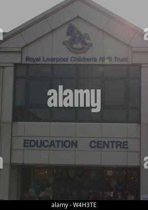 Il principe William visite Alder Hey childrens hospital di liverpool per il lancio del primo deuropa pediatrica operativa intra 3-t scanner MRI Foto Stock