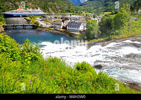 Cascata di Hellesylt e nave da crociera Foto Stock